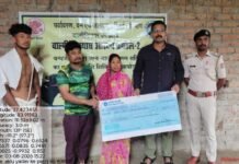 बाघ हमले के मृतक आकलू यादव के परिजनों को मिला 10 लाख मुआवजा