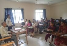 गरीब बेरोजगार महिला पुरुष को रोजगार हेतु दिया जा रहा प्रशिक्षण