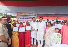 आजादी के पर्व पर भूमिहीन परिवारों को मिला अधिकार, 970 परिवारों को सौंपा गया बंदोबस्ती प्रमाण-पत्र।