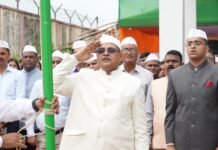 जिला जज ने किया ध्वजारोहण, पौधरोपण और बच्चों को दिया पुरस्कार।
