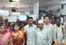स्वतंत्रता दिवस के पावन अवसर पर भूमिहीनों को मिला जमीन का पर्चा।