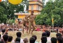 करमवा के अखाड़े में पहलवानों ने दिखाया दम, रामदास की पटखनी पर गूंजा तालियों का शोर।