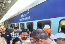 सेवरही रेलवे स्टेशन की समस्याओं को लेकर डीआरएम को सौंपा पत्रक