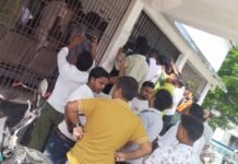 नगर निगम बेतिया के सभा कक्ष में महापौर-पार्षदों को बनाया गया बंधक!