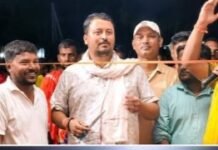 श्रद्धालुओं के स्वागत में गोल चौक पर गोरखपुर से आए कलाकारों ने देर रात तक गीत संगीत का दिया प्रस्तुति