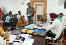 जनसुनवाई में जिला पदाधिकारी ने सुनीं 58 शिकायतें।