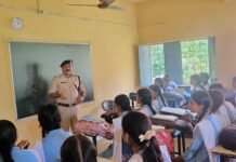 एसपी राजेश कुमार ने गोद लिए विद्यालय का किया भ्रमण, विद्यार्थियों को पढ़ाया और दिया सफलता का मंत्र