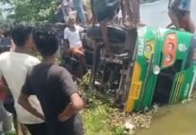 तालाब में पलटी शिवदानी बस, कई यात्रियों के दबे होने की आशंका
