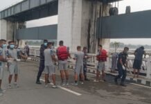 गंडक बराज के चार नंबर फाटक से जल प्रलय में विलुप्त हुए शव को नेपाल पुलिस व एपीएफ द्वारा किया गया बरामद