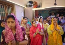छठीहार पर कृष्ण भक्ति में झूमे श्रद्धालु, सोहर-बधाई और भजनों से गूंजा हनुमान मंदिर