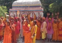 भगवान शिव पर जलाभिषेक के लिए कांवरियों का जत्था पहुंचा वाल्मीकि नगर