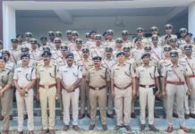 52 पुलिस पदाधिकारियों को मिली पदोन्नति, बगहा एसपी ने स्टार लगाकर कराई पिपिंग सेरेमनी