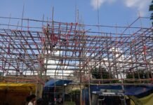 दुर्गा पूजा को लेकर कारीगर बनाने लगे आकर्षक पंडाल ।