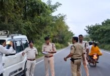 लौरिया-बेतिया एनएच के ब्लैक स्पॉट पर लगेंगे बैरियर, डीएसपी ने किया निरीक्षण