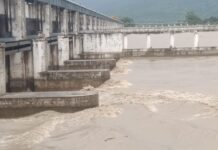 लगातार हो रहे झमाझम बारिश से जन जीवन अस्त व्यस्त,गंडक नदी में आई बाढ़