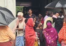 मुखिया प्रतिनिधि सुमन सिंह ने बांटे बाढ़ पीड़ितों के बीच सूखा राशन