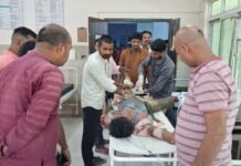 सिकरहना पुल के पास दो बाइकों में टक्कर, तीन घायल