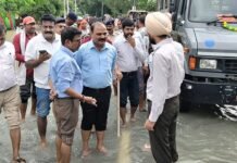 जिला पदाधिकारी ने बगहा अनुमंडल क्षेत्र का भ्रमण कर बढ़ते जलस्तर का लिया जायजा।