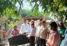 सिकरहना के तटबंधों का बीडीओ-और सीओ ने किया निरीक्षण।