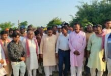 बाढ़ पीड़ितों से मिले सांसद सुनील कुमार, बांध मरम्मत के दिए निर्देश