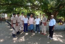 बाढ़ प्रभावित क्षेत्र में स्वास्थ्य जांच एवं दवा का वितरण, स्वास्थ्य कर्मियों द्वारा