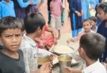 नरकटियागंज स्कूल में एमडीएम के चावल में चूहा मिलने का आरोप, छात्रों ने किया हंगामा