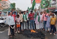 वोटर सूची से नाम हटाने के विरोध में इंडिया गठबंधन का प्रदर्शन