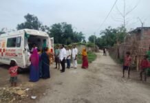 बाढ़ प्रभावित भेड़िहारी करमाहा टोला में चलंत चिकित्सा दल ने किया स्वास्थ्य परीक्षण, दवा वितरित