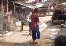 बाढ़ प्रभावित क्षेत्रों में स्वास्थ्य विभाग द्वारा ब्लीचिंग पाउडर का छिड़काव