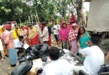 बाढ़ प्रभावित क्षेत्रों में वाल्मीकि नगर पीएचसी की मेडिकल टीम द्वारा लगातार स्वास्थ्य शिविर