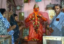 इंदिरा एकादशी पर हनुमान मंदिर में गूंजे भजन, भक्तों ने किया सामूहिक हनुमान चालीसा पाठ