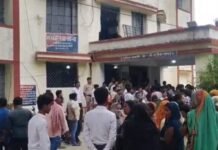 खेलते समय लापता हुई दो वर्षीय बच्ची का शव महिला के घर की छत से मिला