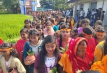 गाजे बाजे और जयकारा के बीच निकाला भव्य कलश यात्रा।