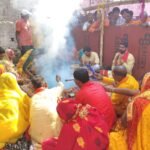 माई स्थान दुर्गा पूजा समिति महनवा मै उमड़ा आस्था का जन सैलाब।